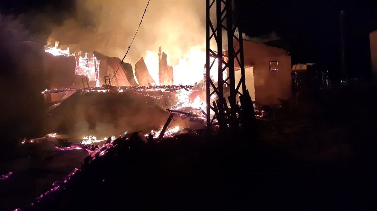 Minarenin devrildiği cami alev alev yandı