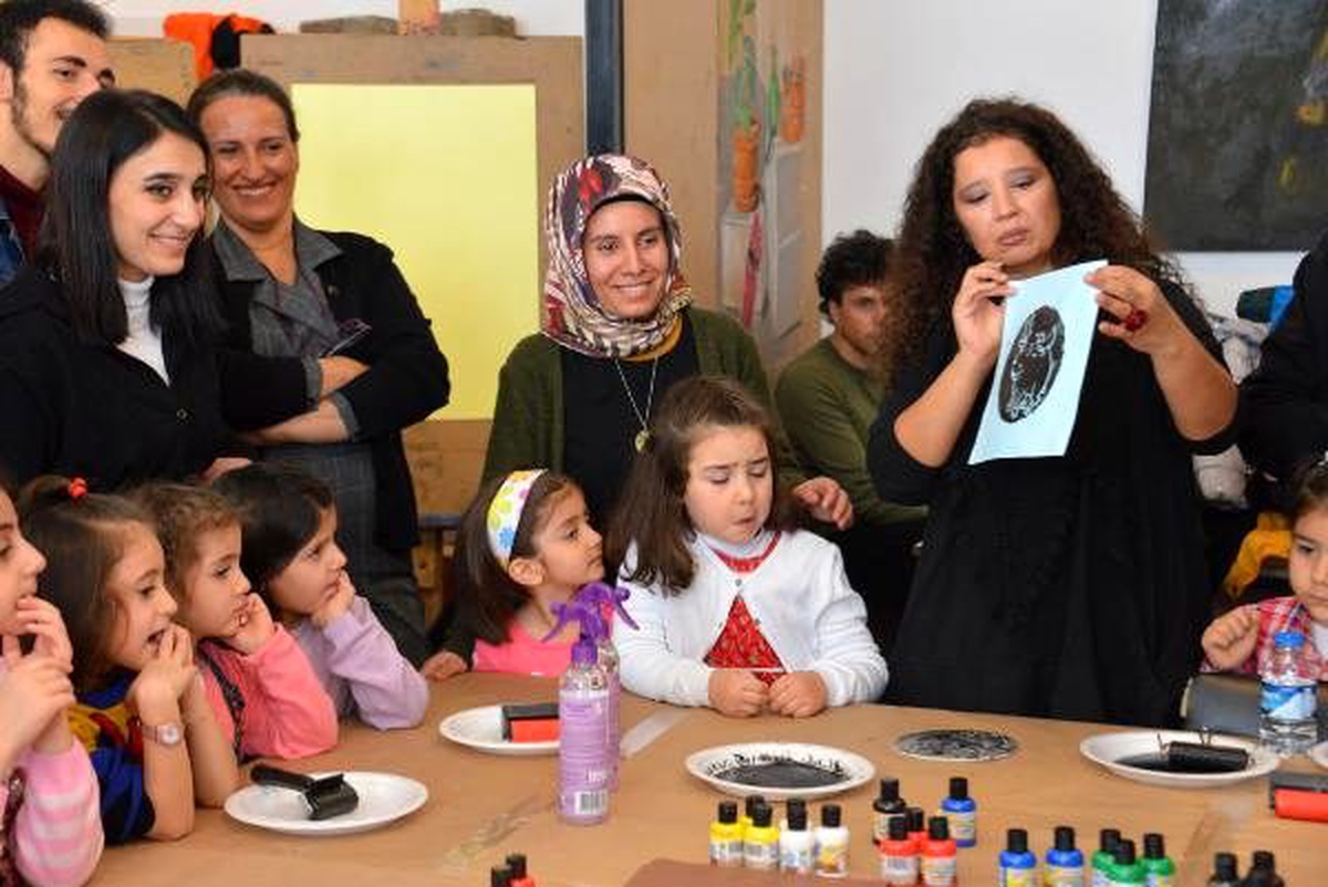 Minikler, güzel sanatlar fakültesinde baskı resim yapmayı öğrendi