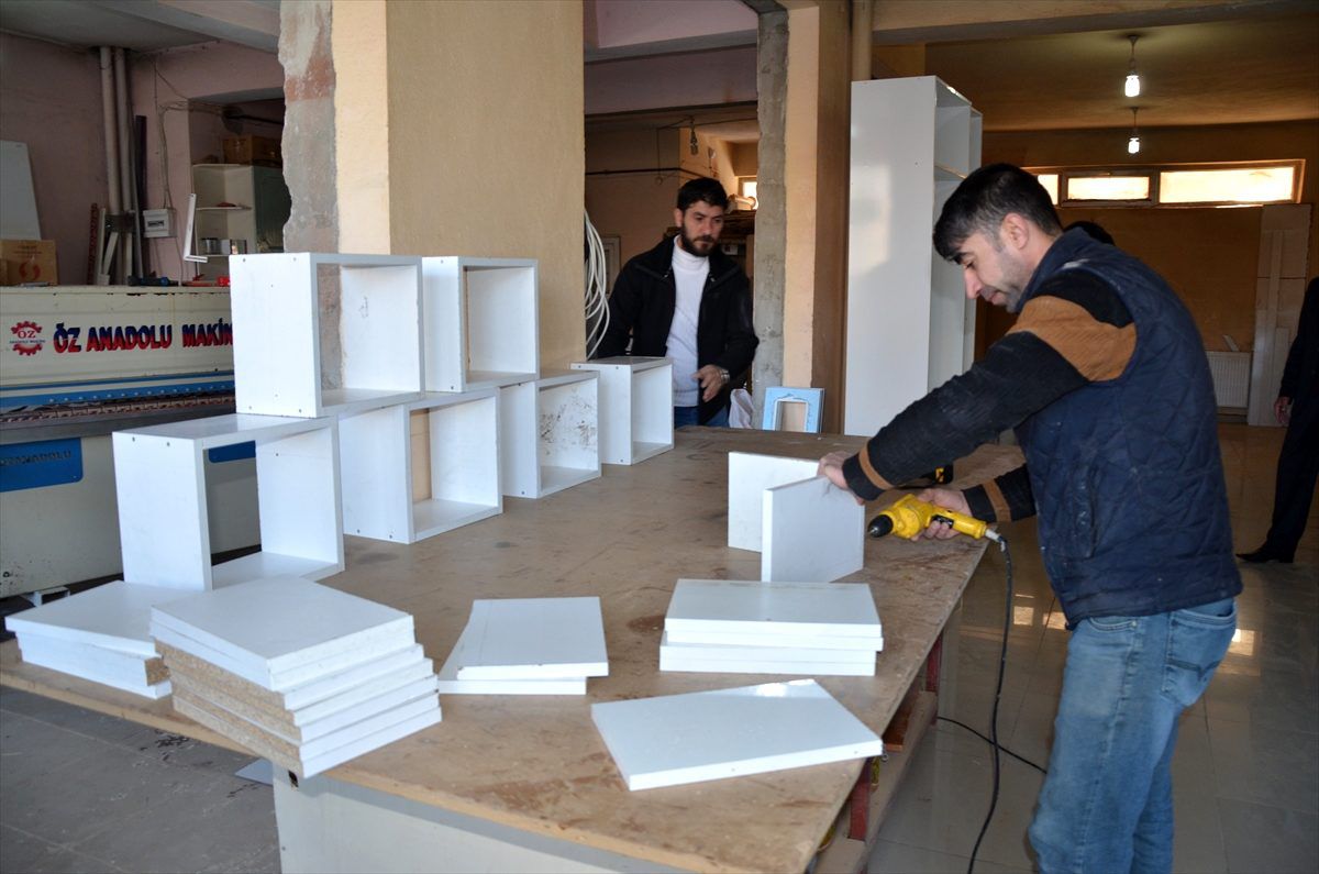 Muş\'ta atık mobilyalarla köy okuluna kütüphane kuruldu