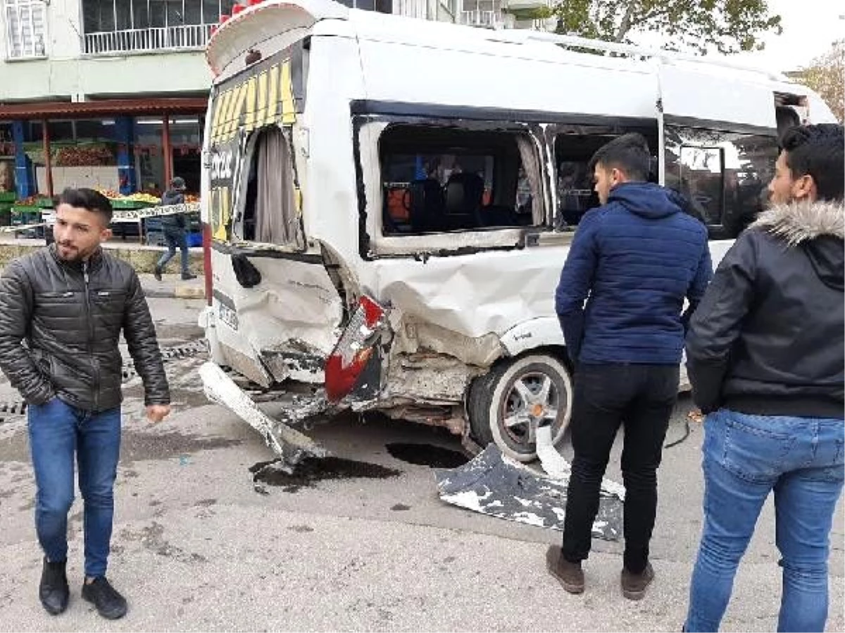 Nizip\'te öğrenci servisi, otomobil ile çarpıştı: 16 yaralı