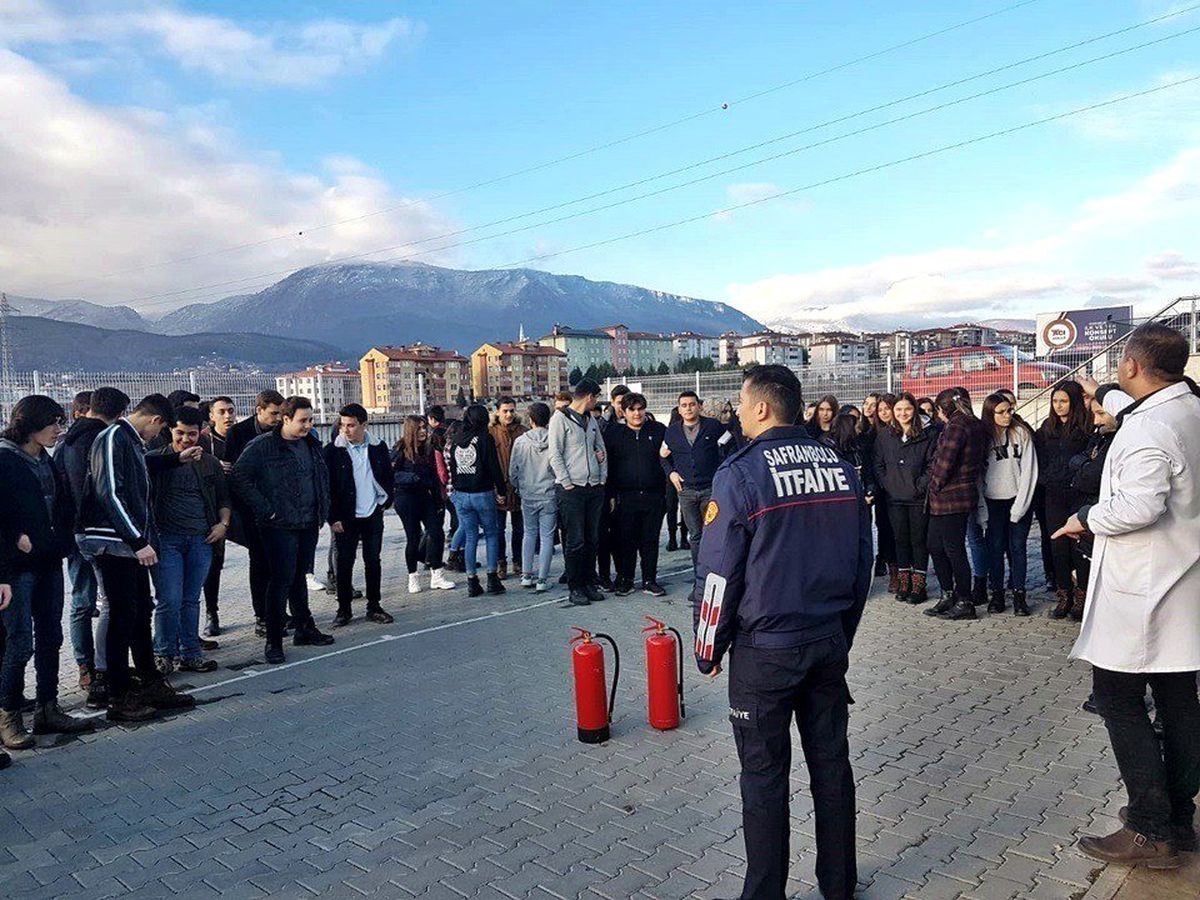 Öğrenciler yangın söndürmeyi öğrendi