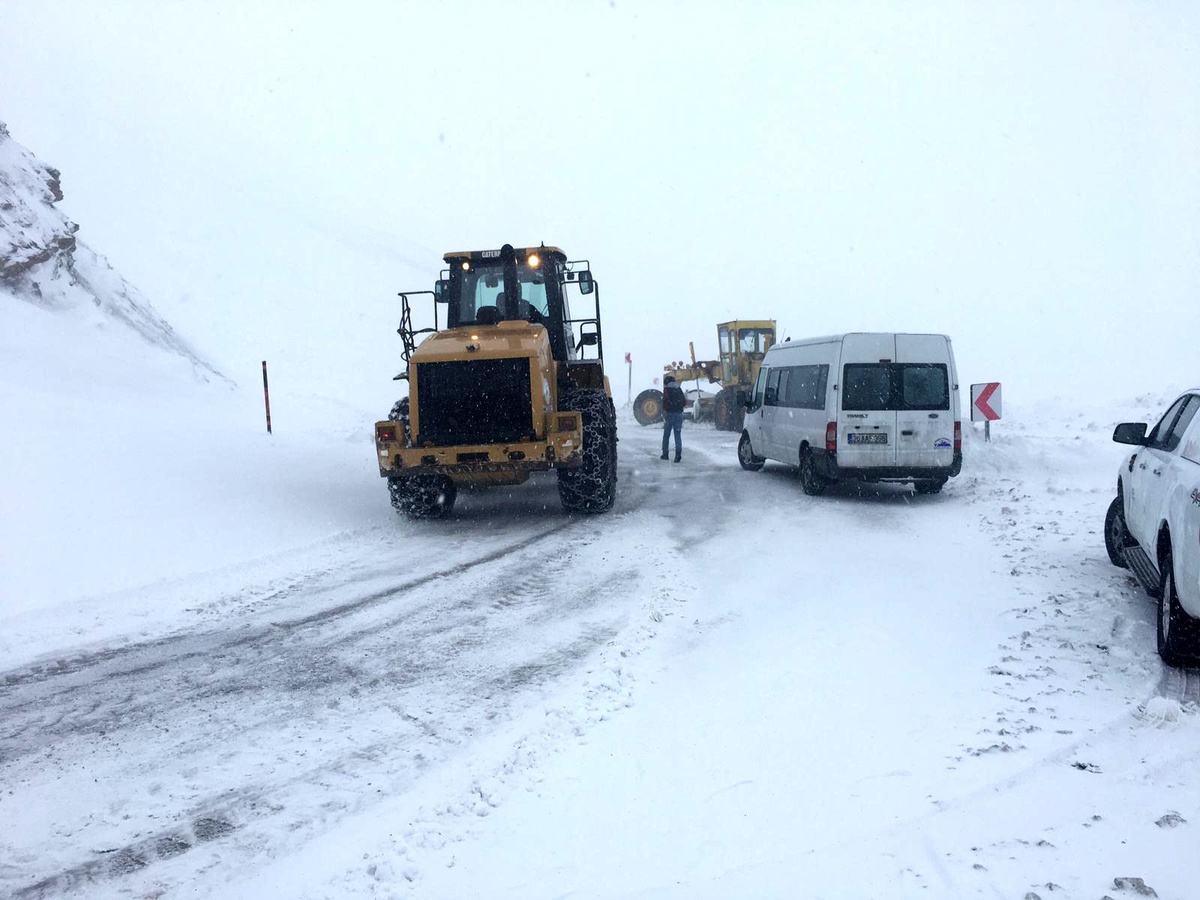 Öğretmenlerin sağlık durumları yerinde, yol trafiğe açıldı