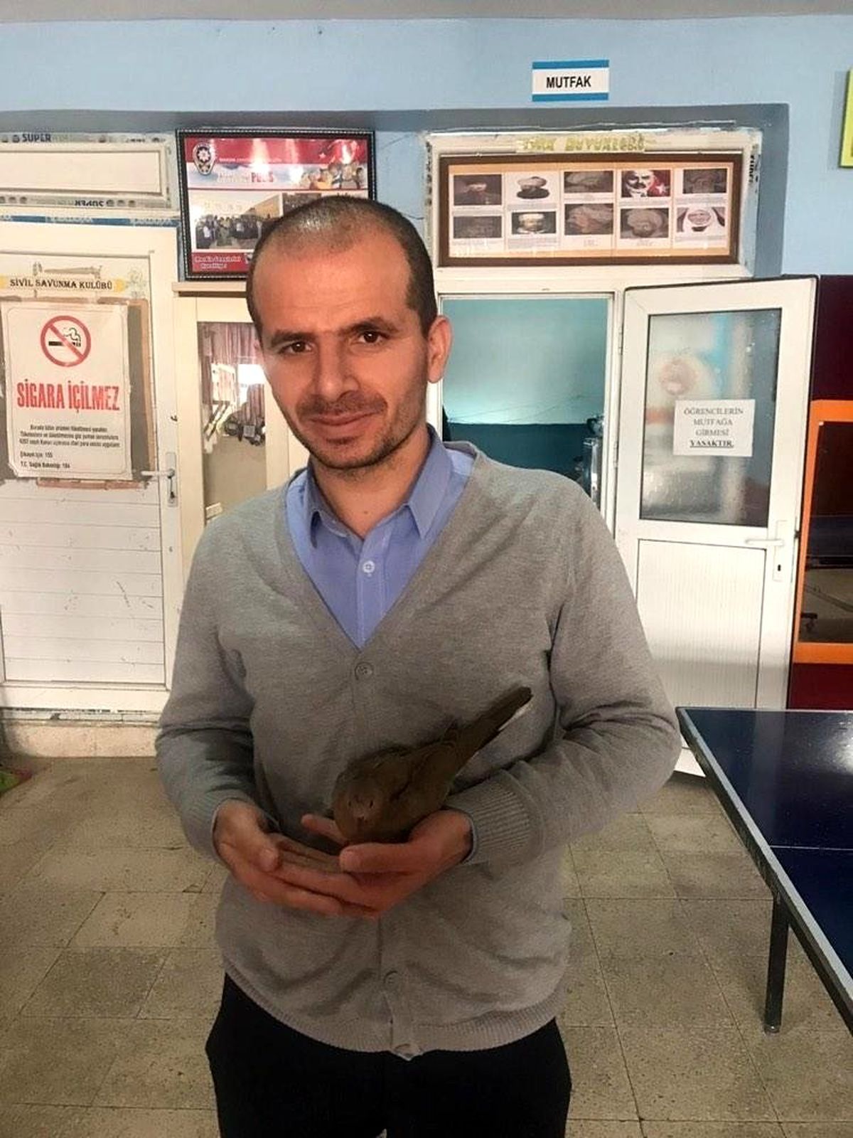 Okul müdürü kanadı kırılan kumruyu tedavi ettirip sahiplendi