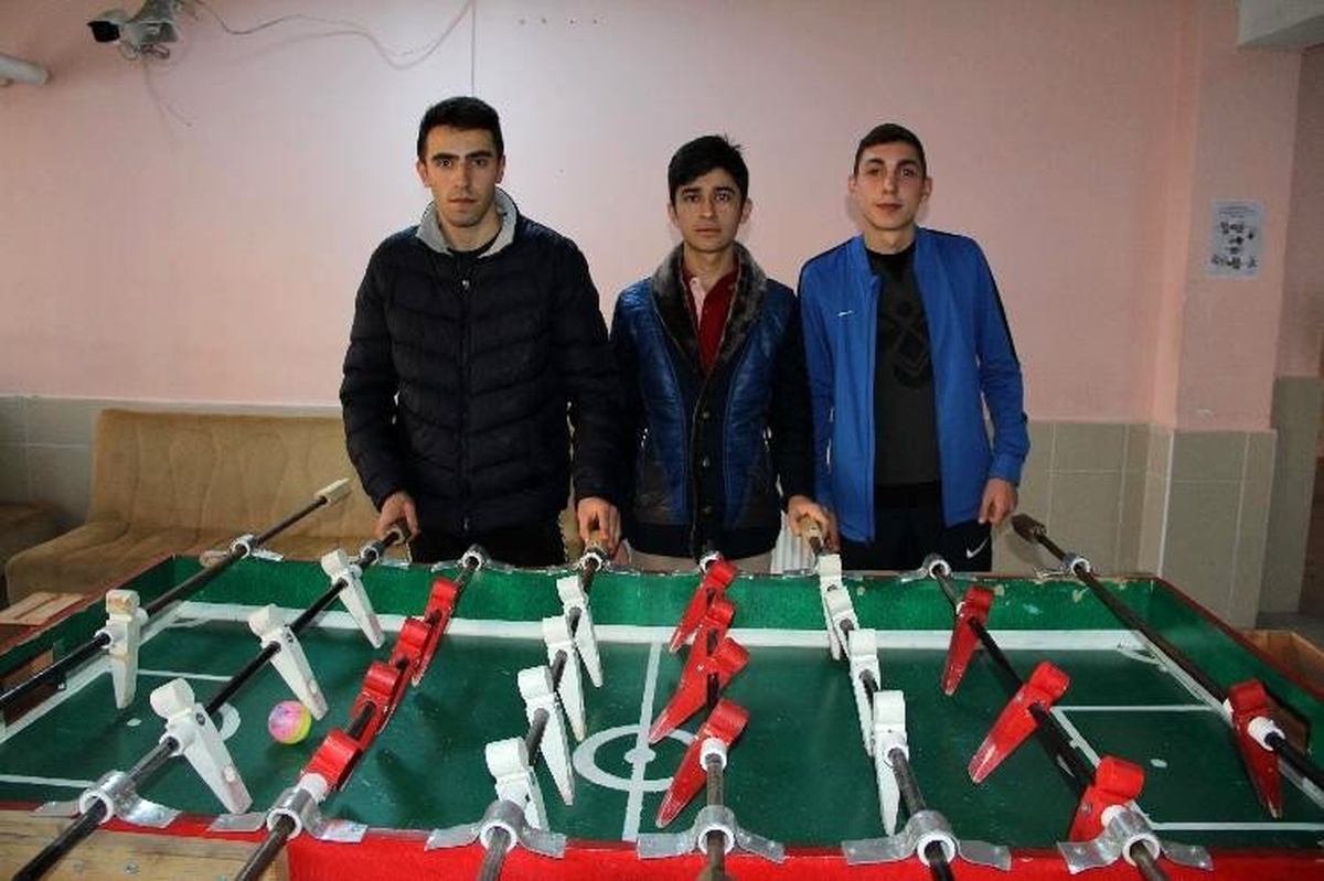 Okullarında spor salonu oymayınca atık malzemelerden langırt yaptılar