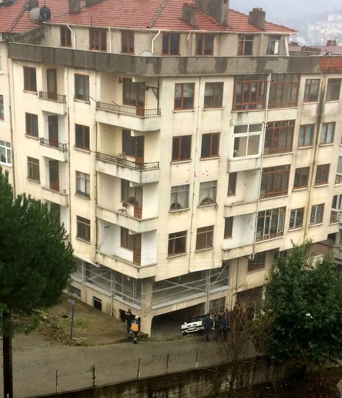 Otomobil apartman boşluğuna uçtu