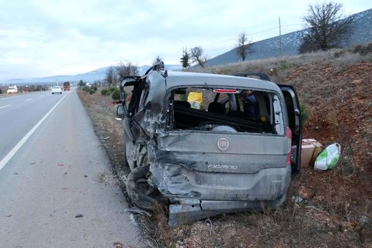 Otomobil, park halindeki araca çarptı: 1 ölü, 3 yaralı