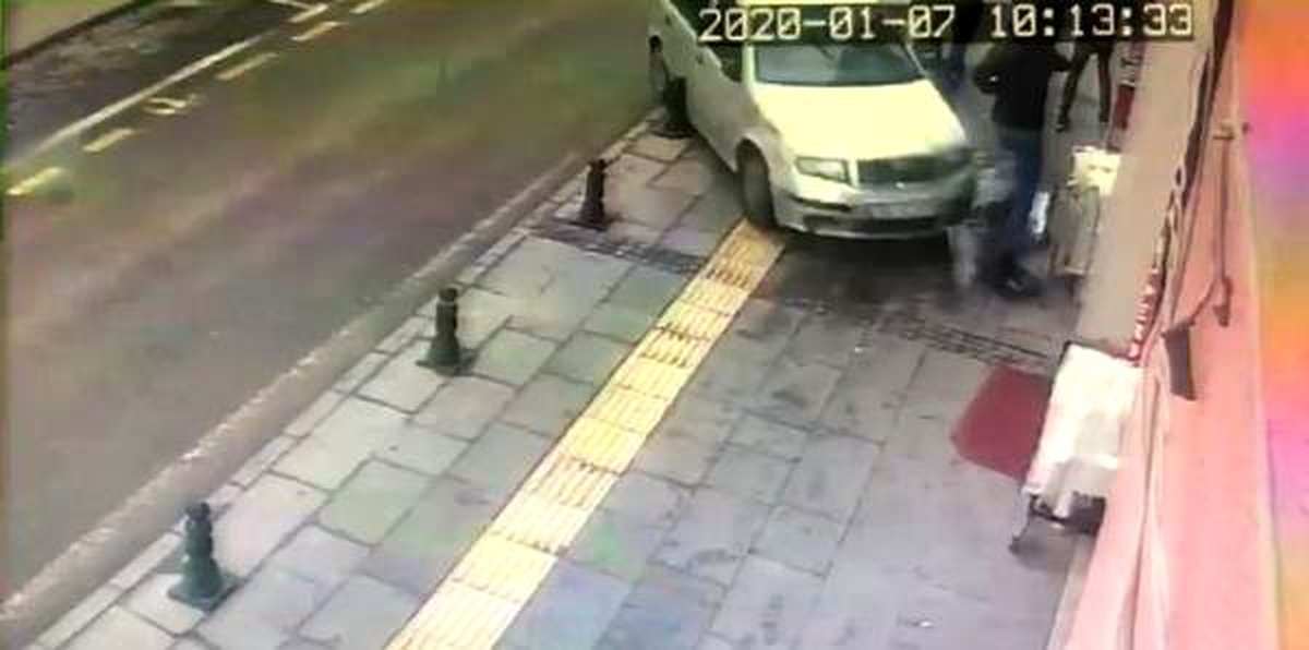 Otomobilin altında kalmaktan kıl payı kurtuldu