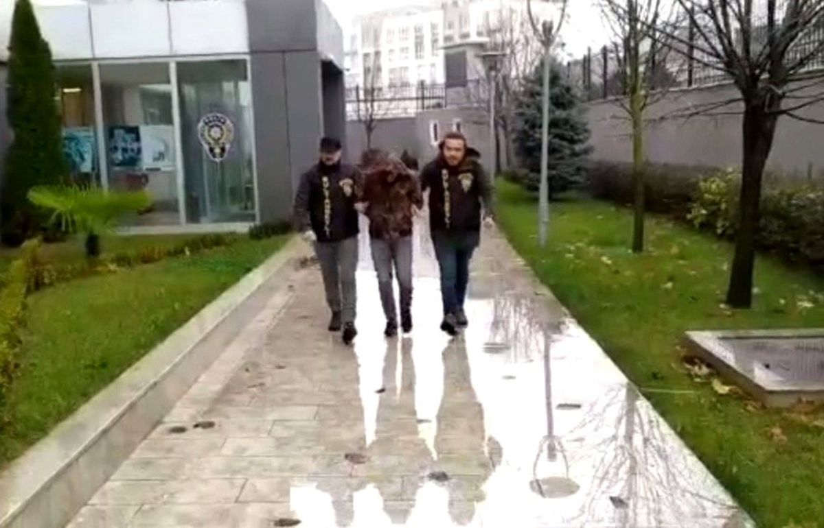 (Özel) Okula girip laptop çalan hırsızı polis kıskıvrak yakaladı