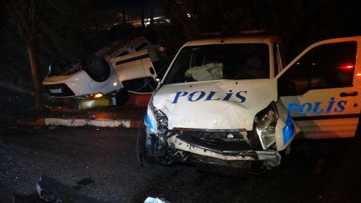 Polis otosu hafif ticari araç ile çarpıştı: 2 yaralı