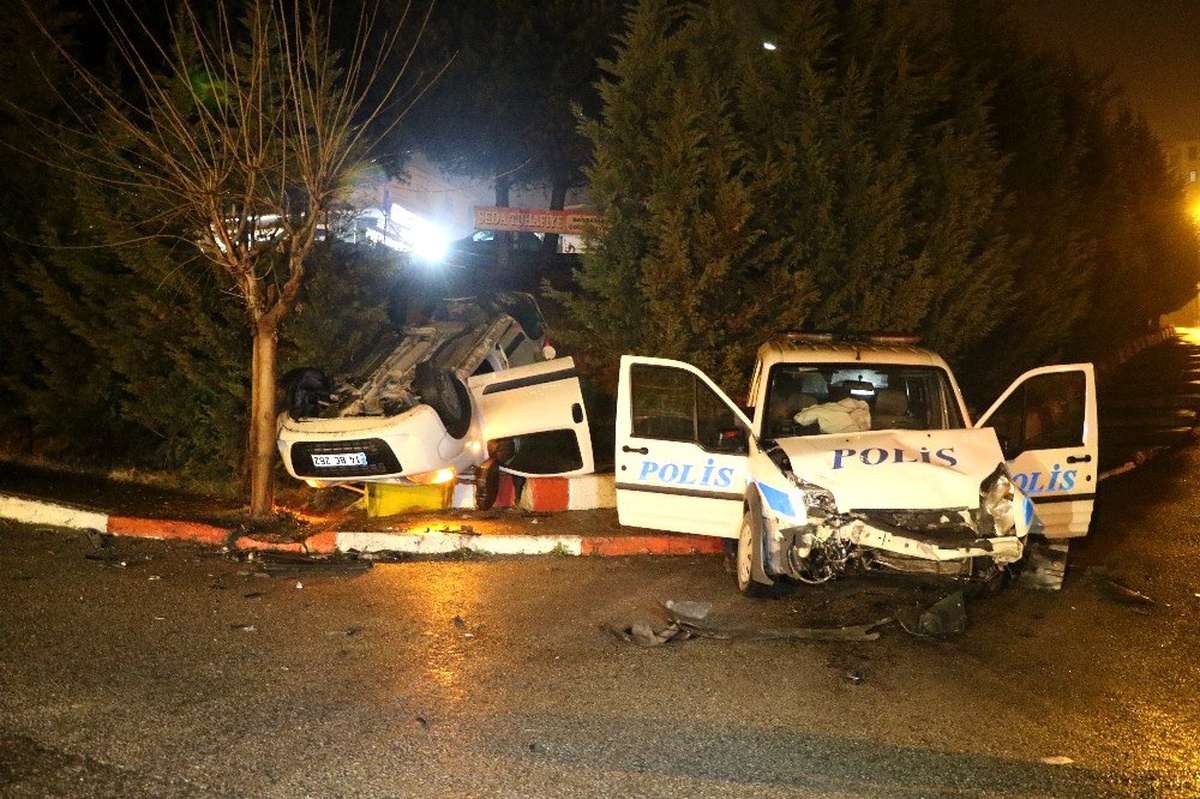 Polis otosu ile araç çarpıştı: 1\'i polis 2 kişi yaralandı