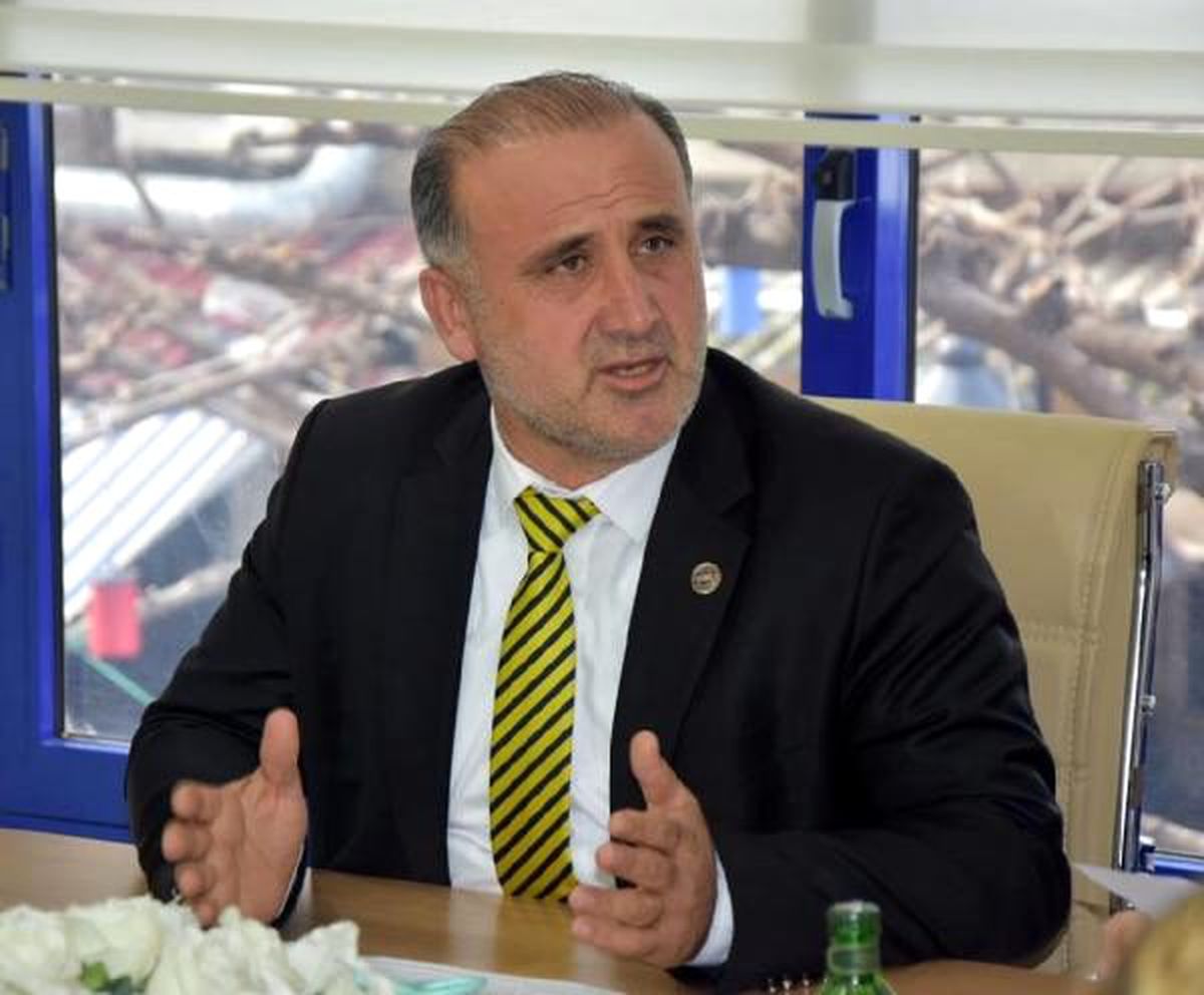 Protokol krizi protestosu belediye meclis toplantısını erteletti