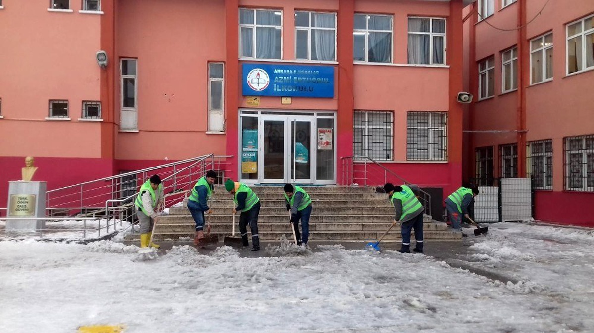 Pursaklara yağan kar hayatı felç edemedi