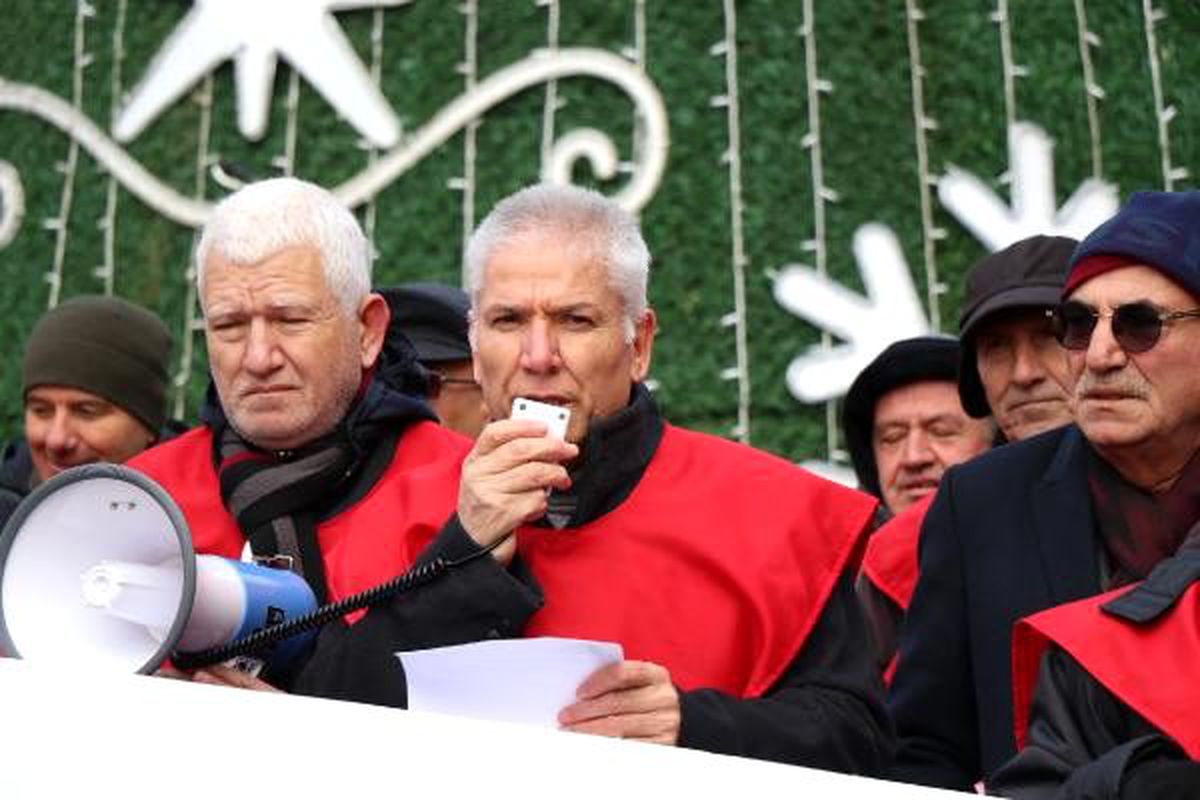 Sen\'den maaş zammı eylemi