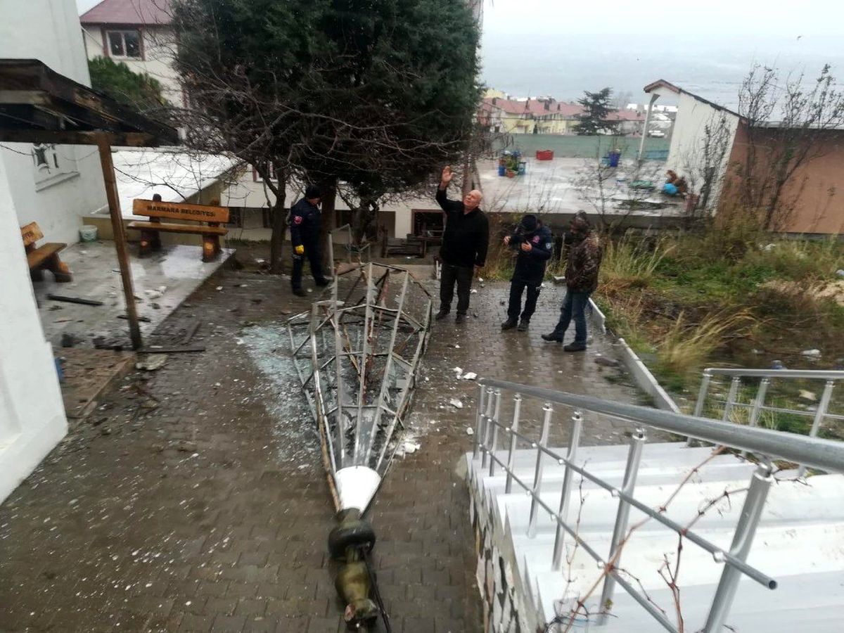 Şiddetli rüzgar minarenin külahını uçurdu