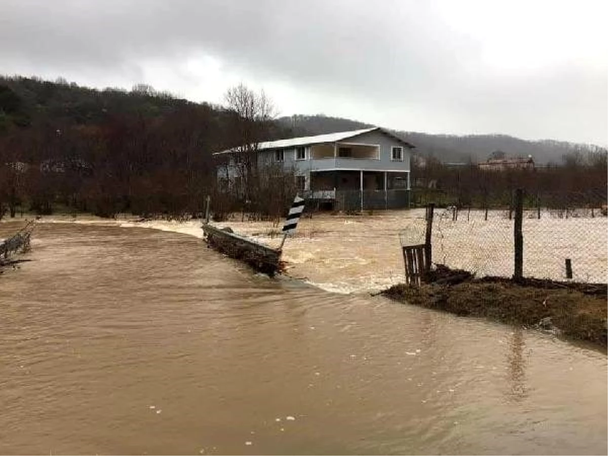 Şile\'de dere yükseldi, otel ve çay bahçelerini su bastı