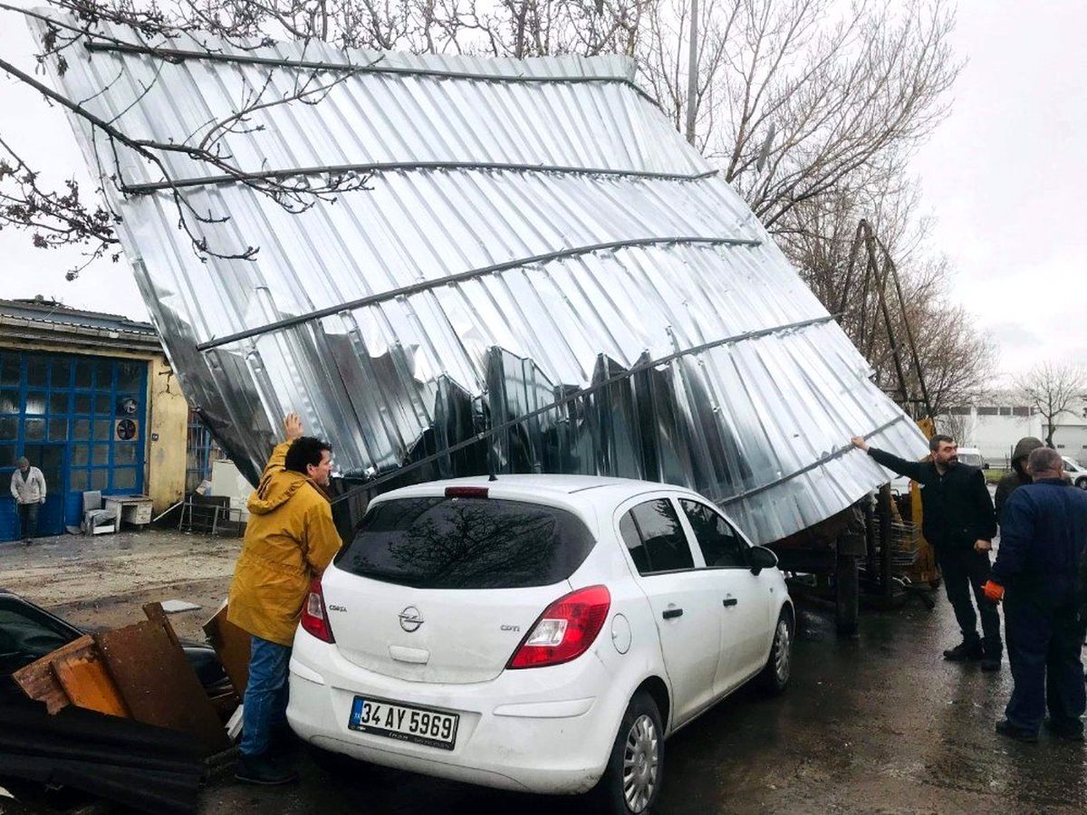 Silvri\'de şiddetli rüzgar iş yerinin çatısını uçurdu