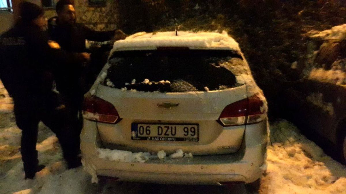 Sincan\'da kar yağışı ağaç devirdi