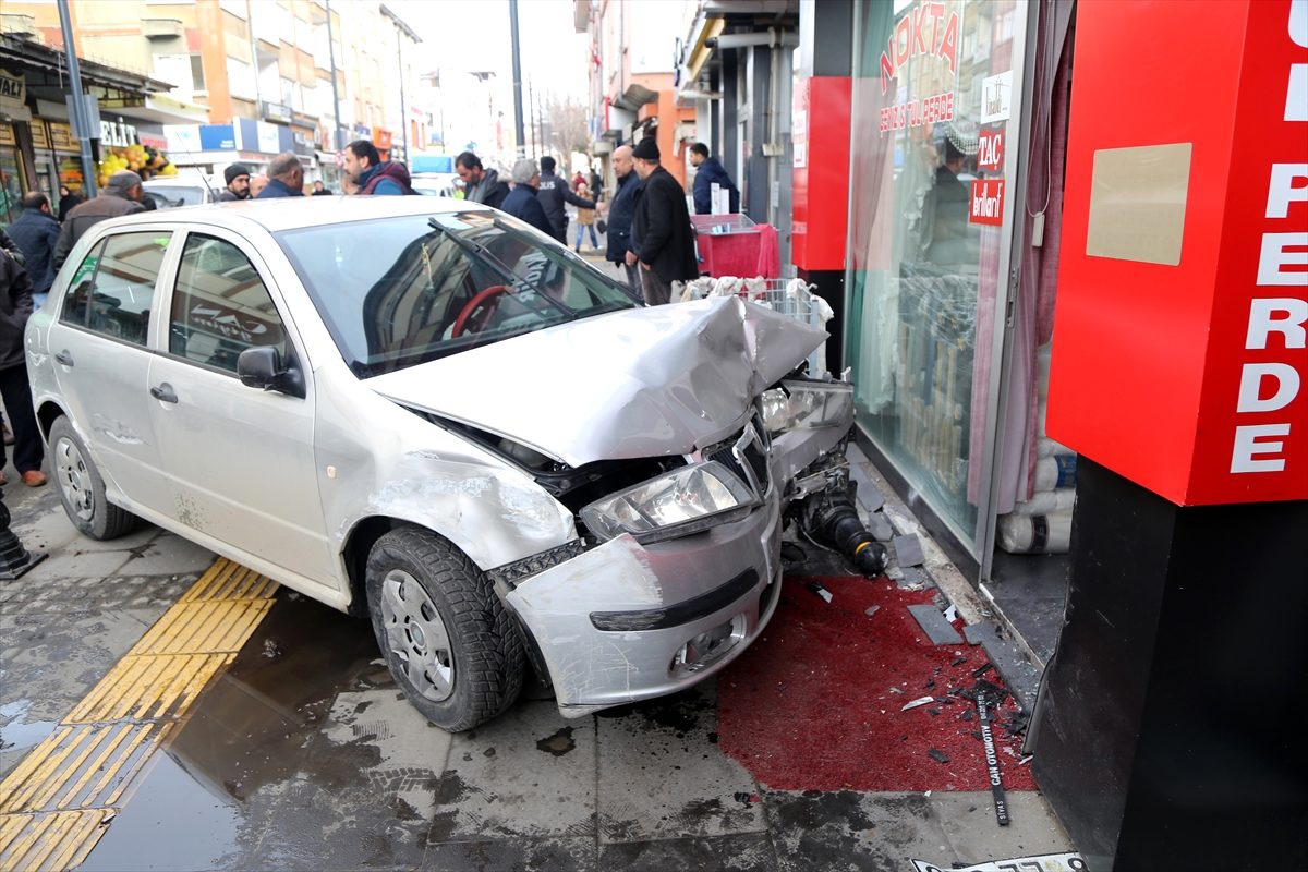 Sivas\'ta kontrolden çıkan otomobil dükkana çarptı: 4 yaralı