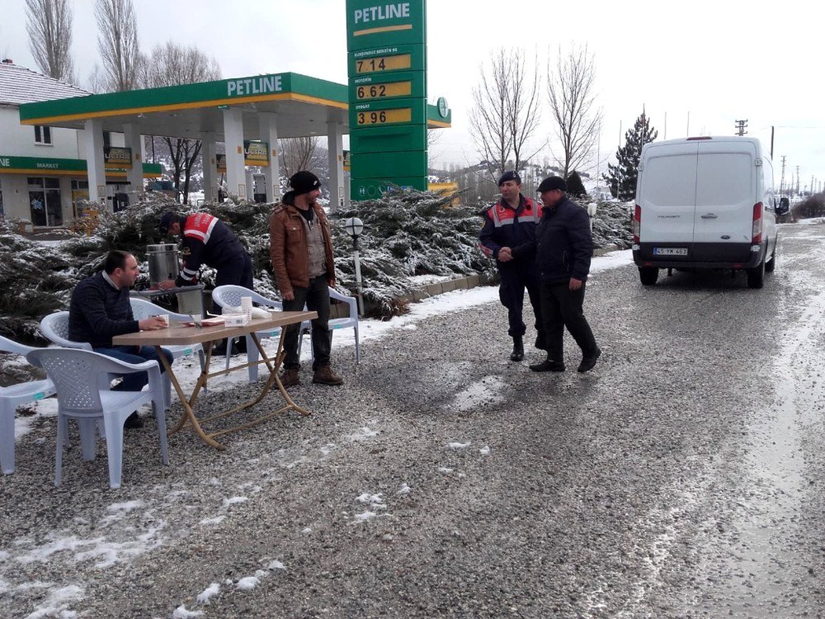 Soğuk havada jandarmadan sürücülere sıcak çay jesti