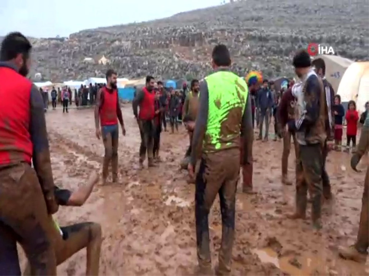 Soğukla mücadele eden İdlibli çocuklar çamurla eğlendi