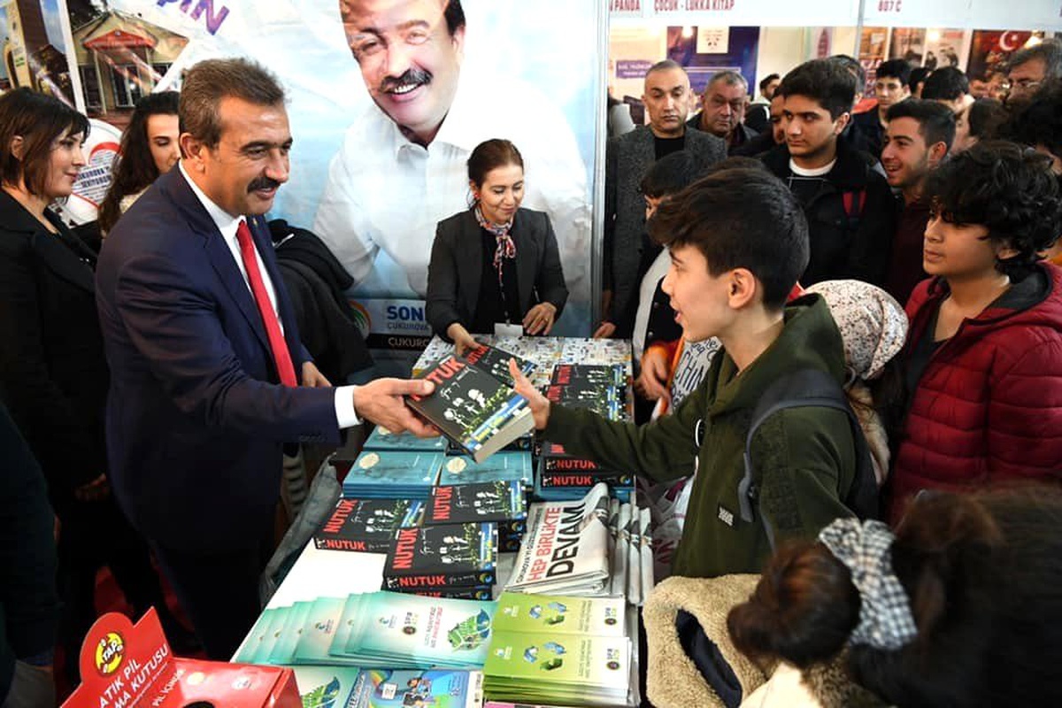 Soner Çetin, gençlere "Nutuk" hediye etti