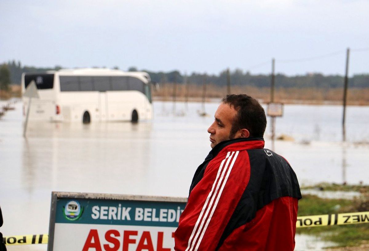 Sürücü sel suları arasında kalan ekmek teknesini terk etmedi