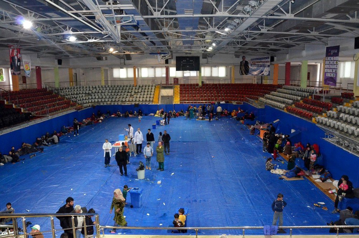 Tahliye edilen tarım işçileri spor salonuna yerleştirildi