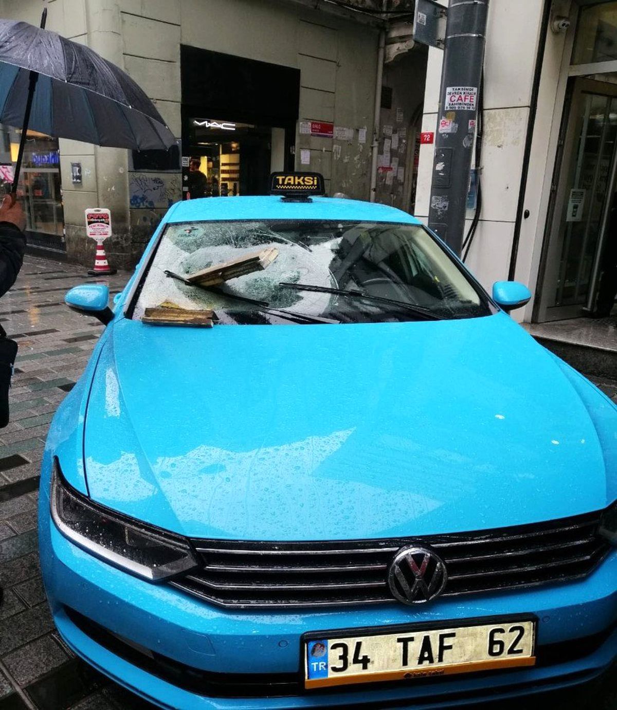 Taksim\'de binadan düşen kartonpiyerler taksinin camına saplandı