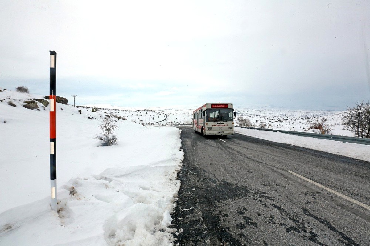 Talas\'ta yol güvenliği için kar direkleri