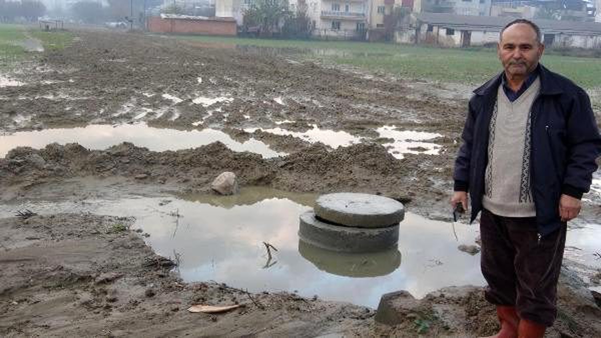 Tarlası su altında kalan çiftçi, zararının karşılanması istedi