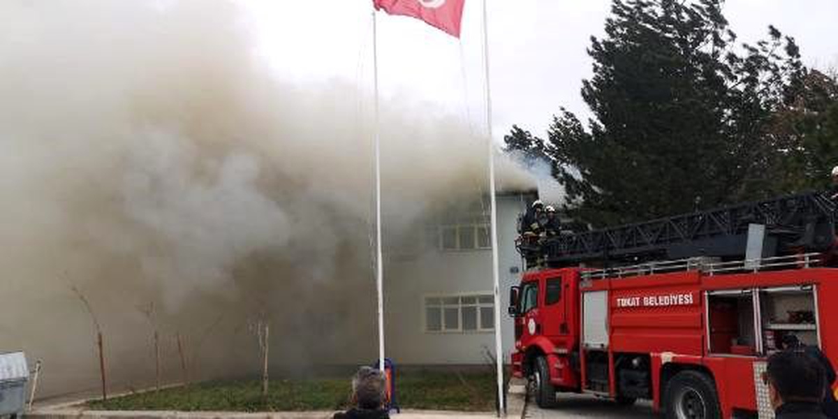 Tokat\'ta, İl Özel İdaresi binasının çatısında yangın