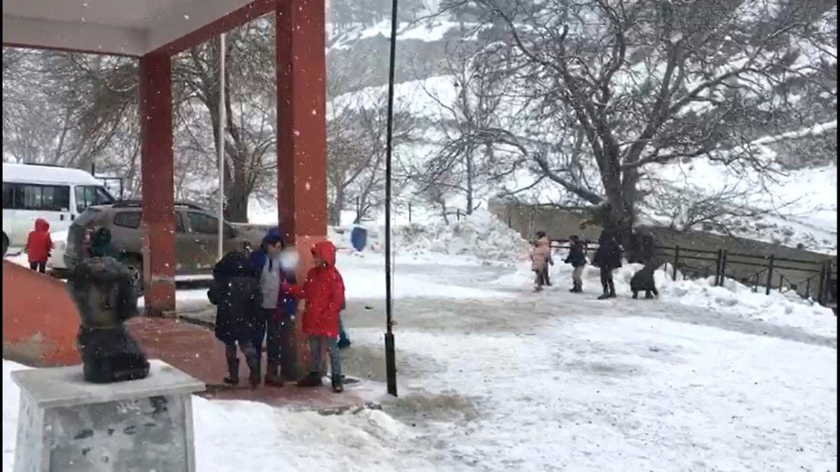 Toros Dağı eteklerindeki öğrencilerin kar sevinci