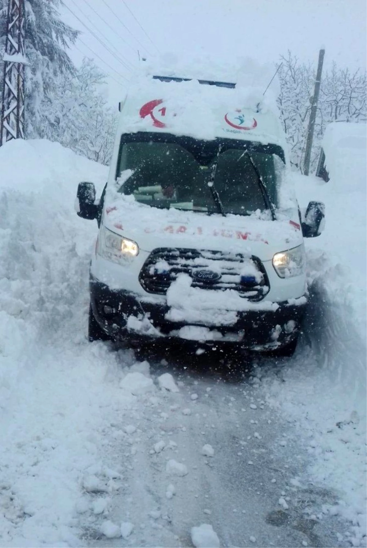 Toroslar Belediyesi karla mücadele ekipleri, hasta çocuklar için yolu açtı