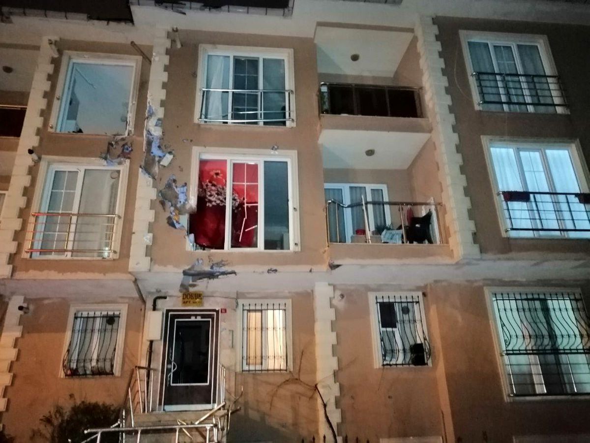 Uçan çatı karşı apartmana ok gibi saplandı