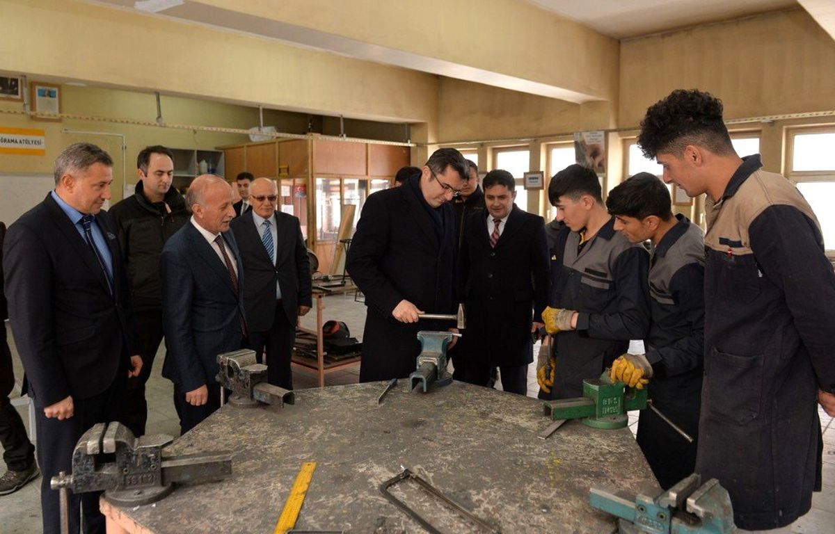 Vali Memiş, görme engelli çocukları okullarında ziyaret etti, birlikte şarkı söyledi