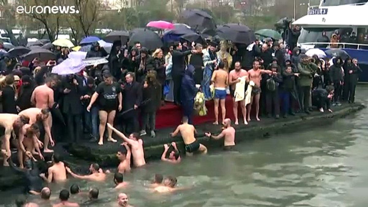 Video | Üsküdar ve Balat\'ta denizden haç çıkarma töreni: Bir kişi boğulma tehlikesi geçirdi