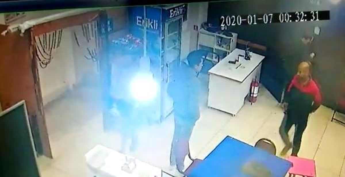 Yaraladığı kişiyi kahvehanede öldürmeye çalıştığı saldırı anı kamerada