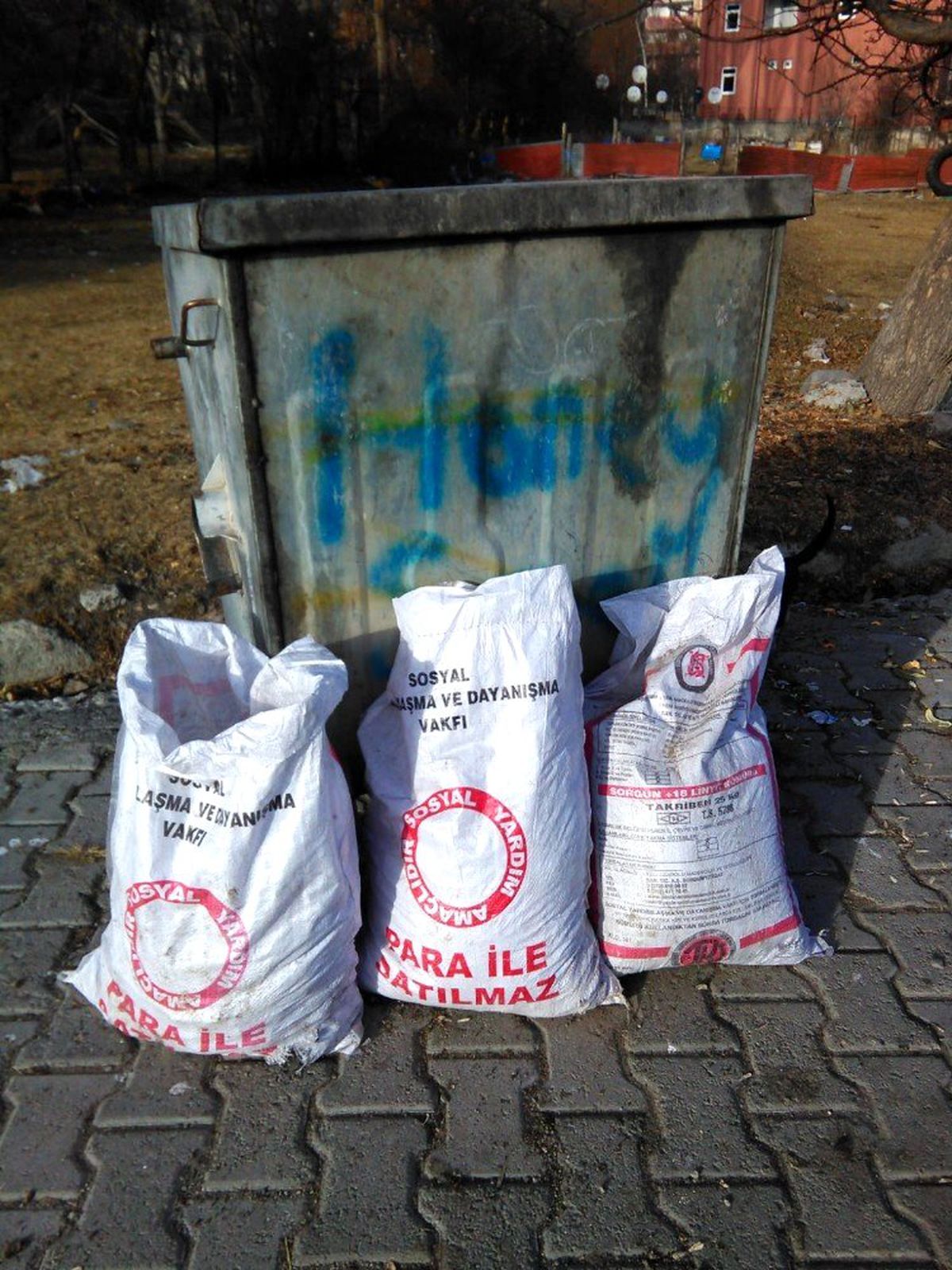 Yardım kömürlerini çöpe atıldı