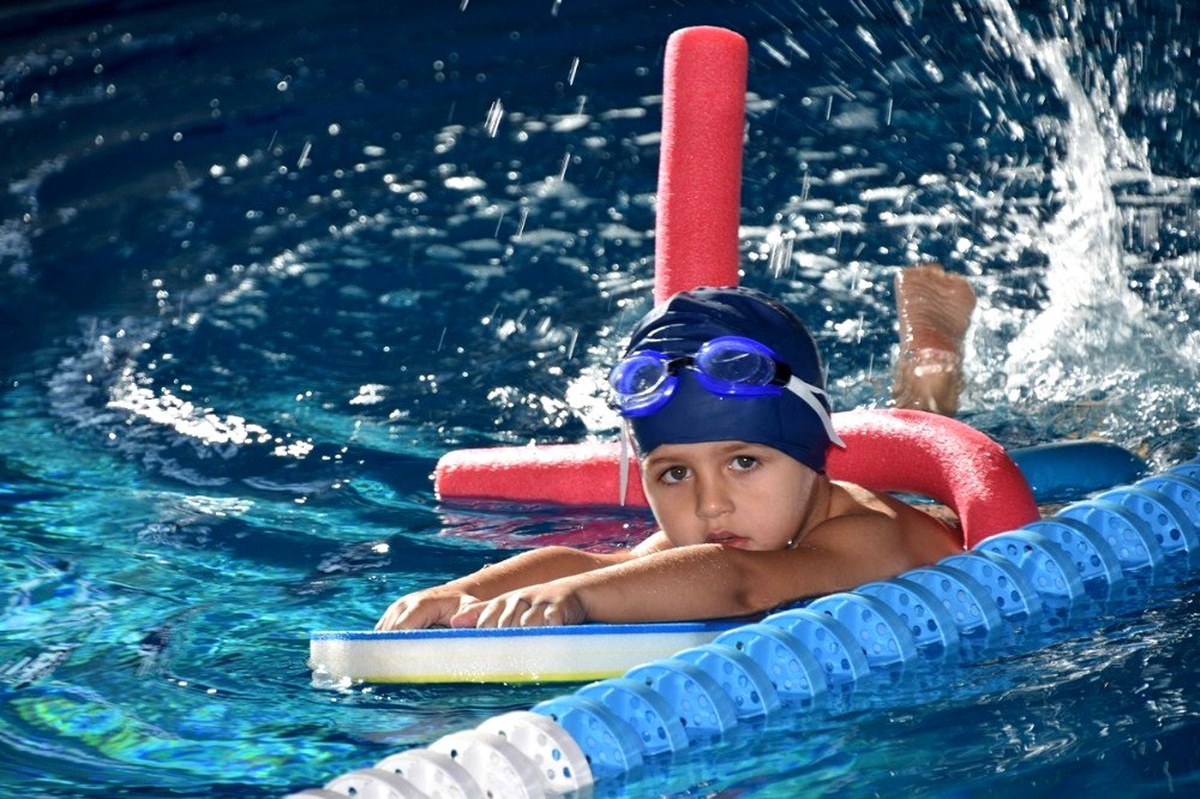 Yarı olimpik kapalı yüzme havuzu her mevsim hizmet veriyor