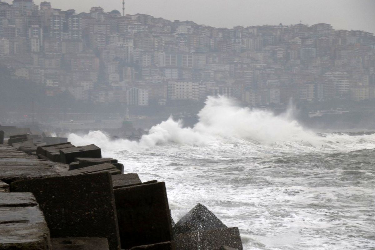Zonguldak\'ta dev dalgalar 7 metrelik istinat duvarını aştı