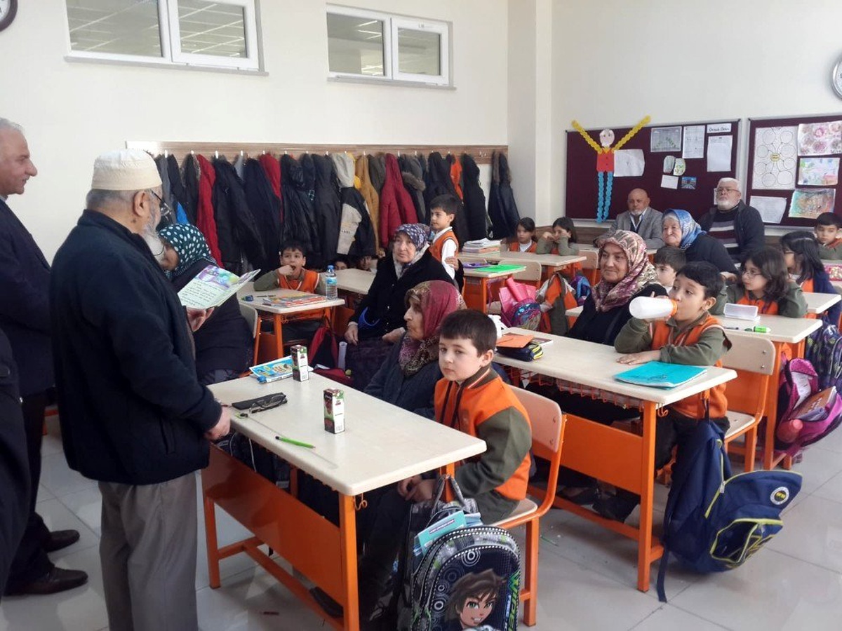 30 Ağustos Zafer İlkokulu öğrenci ve velileri, kütüphane ve okuma etkinliği yapıyor