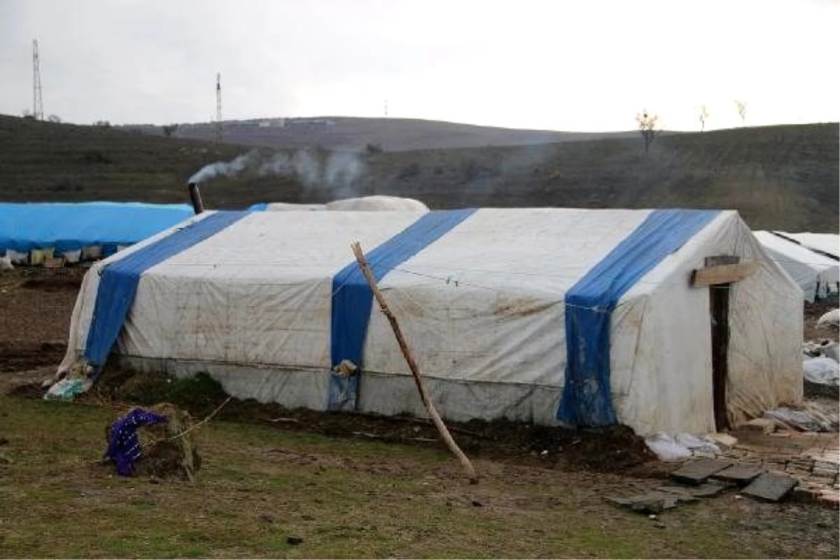 6 kişilik aile, soğuk havada çadırda yaşıyor