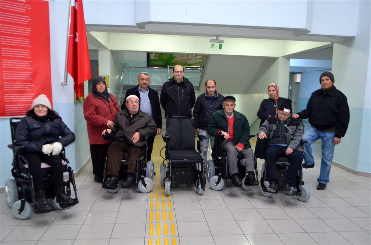 Akülü tekerlekli sandalyeler sahiplerine teslim edildi