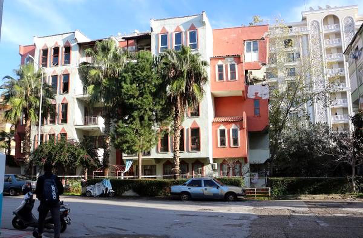 Alanya\'da 4 katlı binanın 2 katı yıkıldı; baba ve oğlu kurtuldu