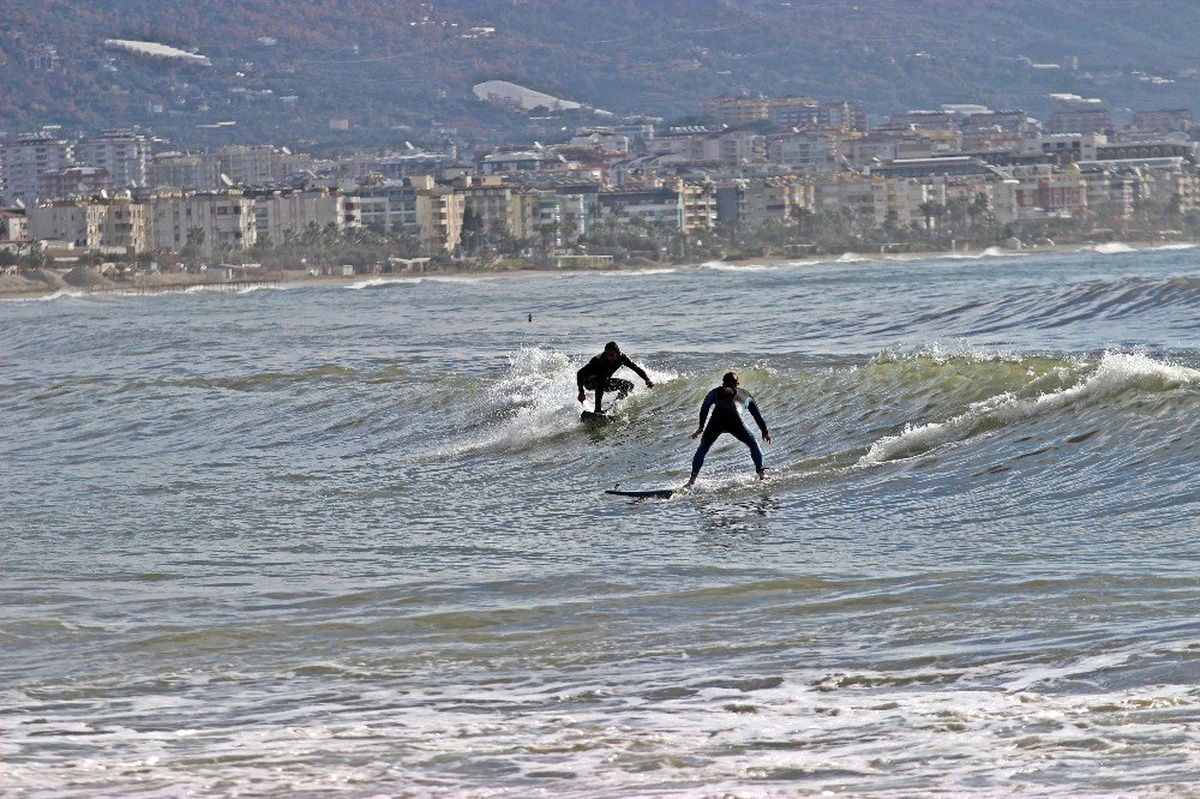 Alanya\'da fırtına sonrası sörf keyfi