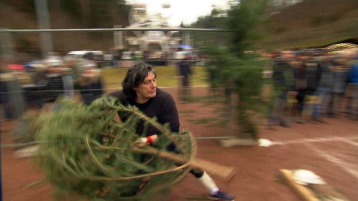 Almanya\'da Noel ağacı atma şampiyonası