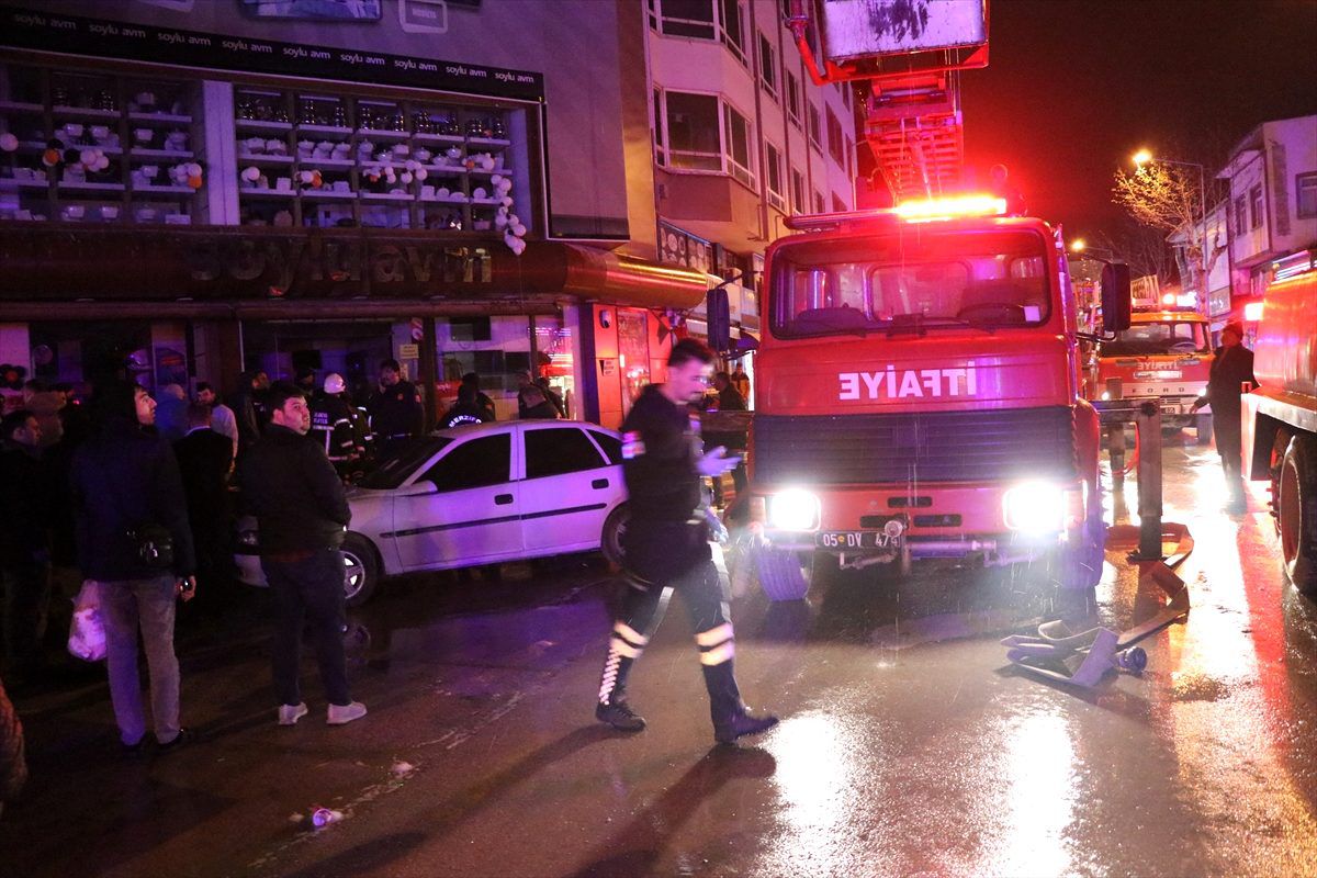 Amasya\'da bir alışveriş merkezinde yangın çıktı