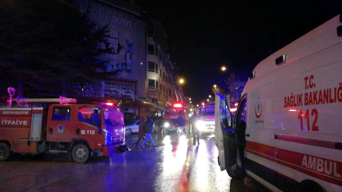 Amasya\'da iş yeri yangını: 6 kişi dumandan etkilendi
