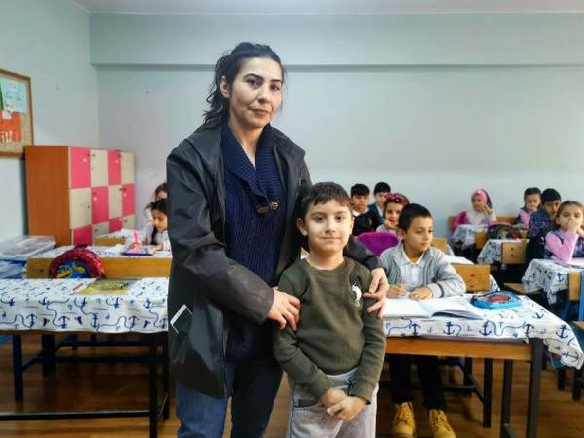 Anne kucağında onlarca basamak çıkan DMD\'li öğrencinin sınıfı taşındı