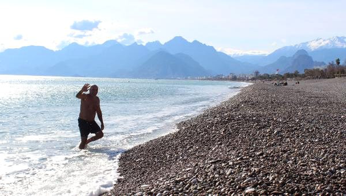 Antalya\'da fırtınanın ardından deniz keyfi